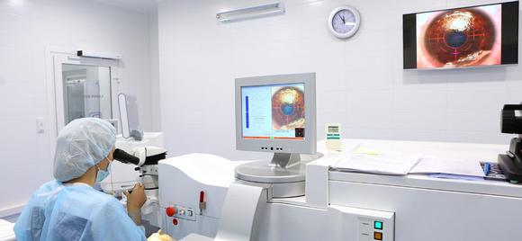 Photorefractive Surgery, LASEK or LASIK 1. Eye surgeon in Nottingham.
